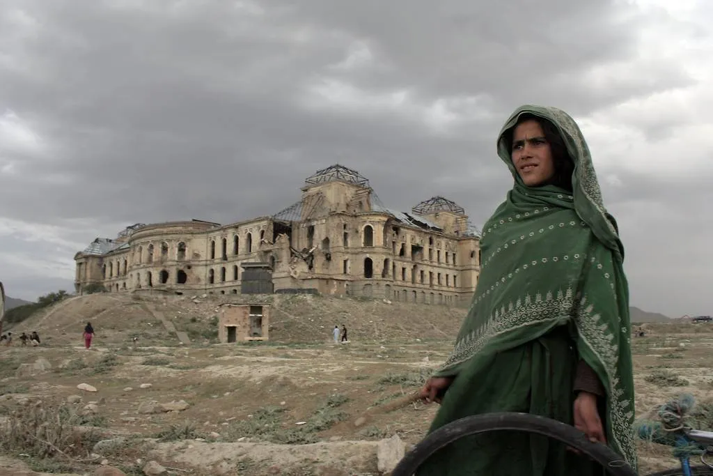 Les ruines du palais Tajbeg et du palais Darulaman , le Versailles d'Afghanistan Les ruines du palais Tajbeg et du palais Darulaman le Versailles d Afghanistan 13 Les-ruines-du-palais-Tajbeg-et-du-palais-Darulaman-le-Versailles-d-Afghanistan-13