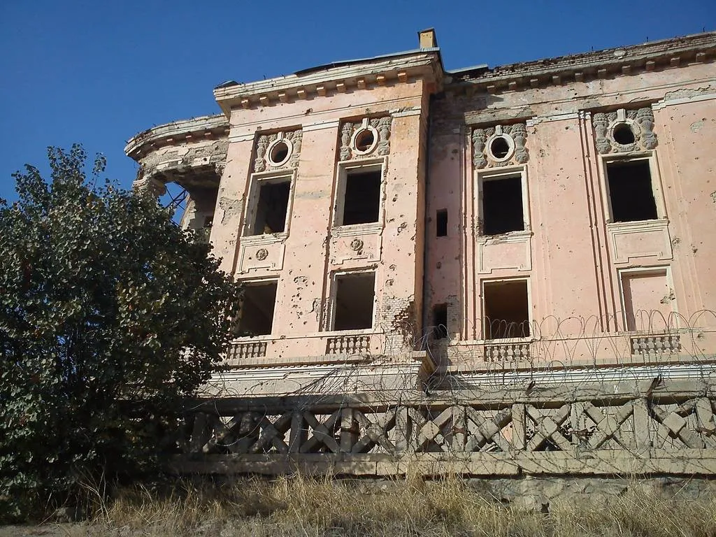 Les ruines du palais Tajbeg et du palais Darulaman , le Versailles d'Afghanistan Les ruines du palais Tajbeg et du palais Darulaman le Versailles d Afghanistan 17 Les-ruines-du-palais-Tajbeg-et-du-palais-Darulaman-le-Versailles-d-Afghanistan-17