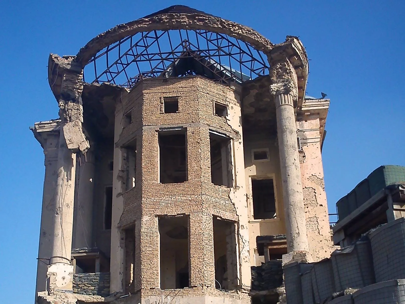 Les ruines du palais Tajbeg et du palais Darulaman , le Versailles d'Afghanistan Les ruines du palais Tajbeg et du palais Darulaman le Versailles d Afghanistan 18 Les-ruines-du-palais-Tajbeg-et-du-palais-Darulaman-le-Versailles-d-Afghanistan-18