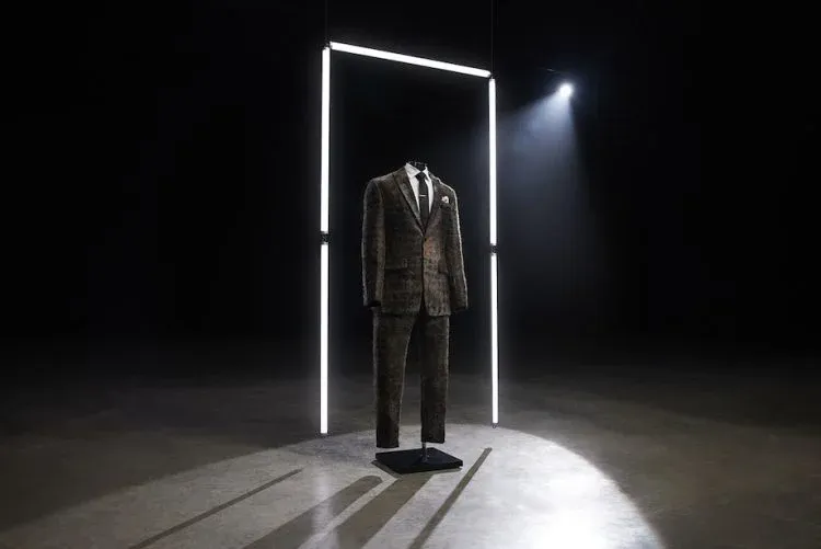 Mo-Hair - un costume en poils de moustache d'hommes Mo Hair un costume en poils de moustache d hommes 2 Mo-Hair-un-costume-en-poils-de-moustache-d-hommes-2