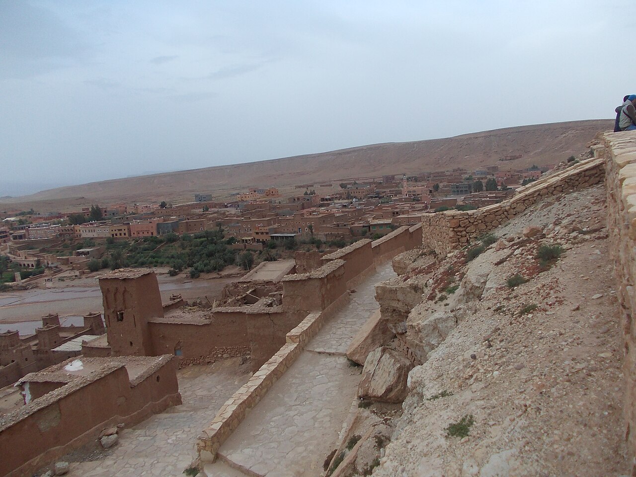Vue depuis le sommet du ksar d'Aït-Ben-Haddou Vue depuis le sommet du ksar d'Aït-Ben-Haddou