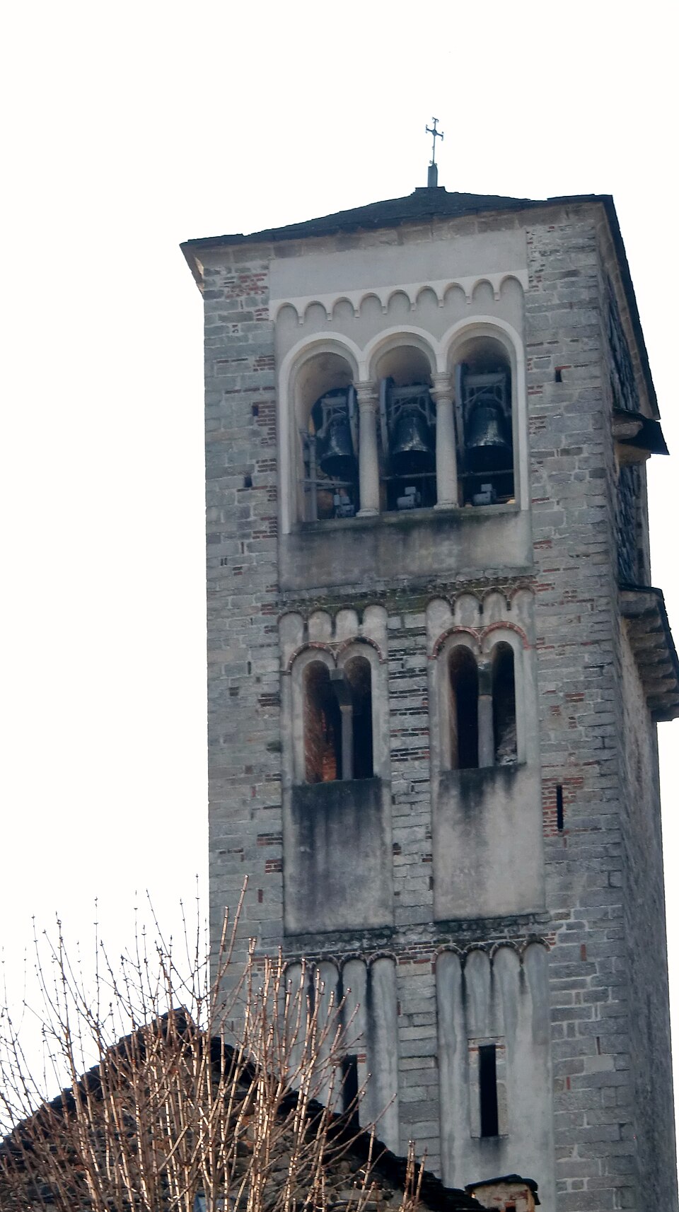 Clocher roman de la basilique San Giulio sur Isola San Giulio Clocher roman de la basilique San Giulio sur Isola San Giulio