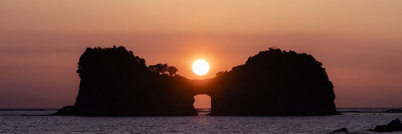 Engetsu Island au coucher du soleil à Shirahama au Japon Engetsu Island au coucher du soleil à Shirahama au Japon