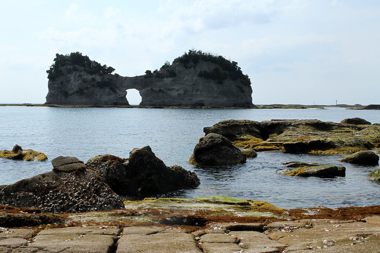 Engetsu Island et son ouverture circulaire à Wakayama au Japon Engetsu Island et son ouverture circulaire à Wakayama au Japon