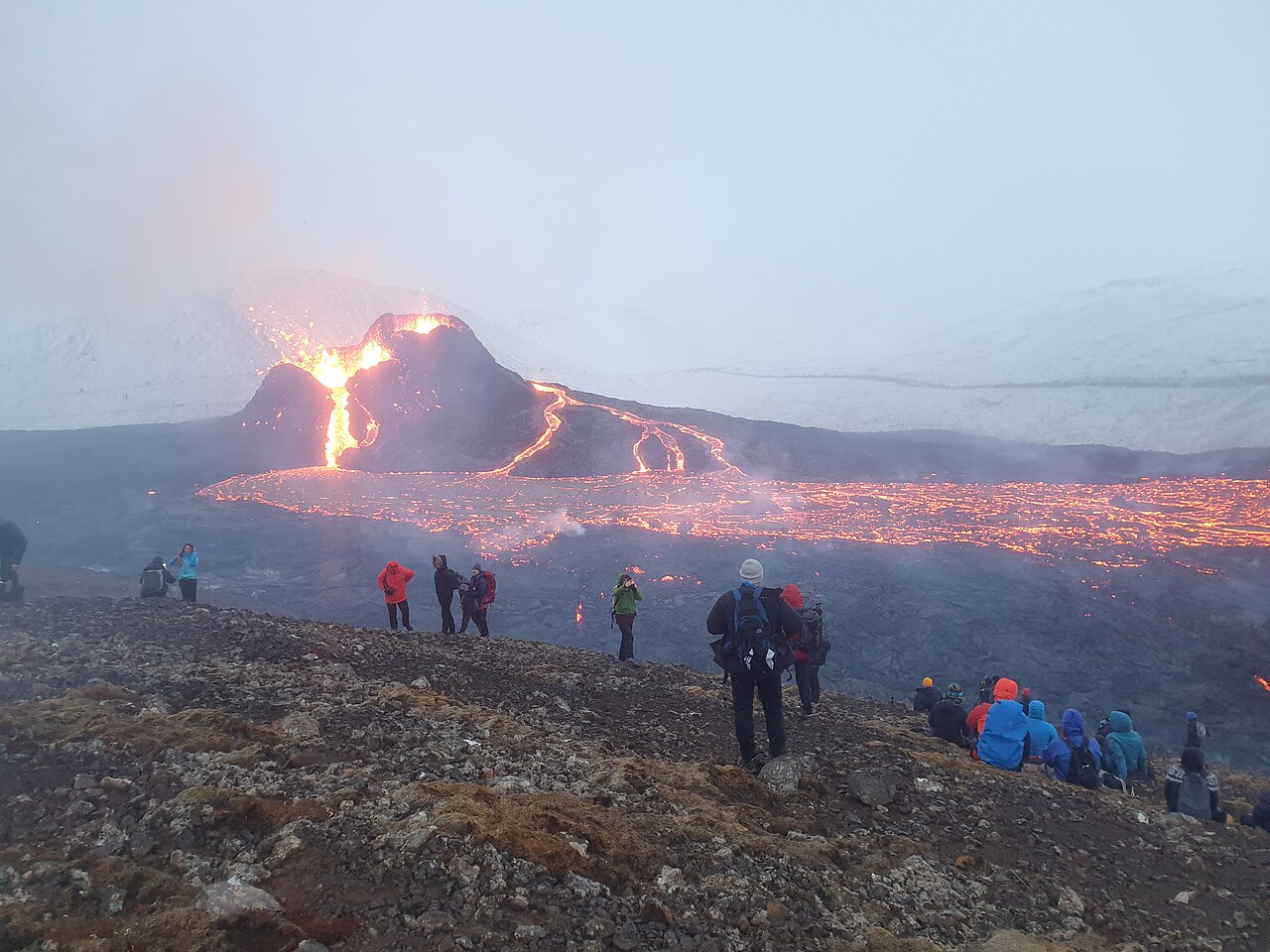 Éruption du Fagradalsfjall à Geldingadalur en mars 2021 Coulées de lave rougeoyantes de l'éruption du Fagradalsfjall à Geldingadalur en Islande