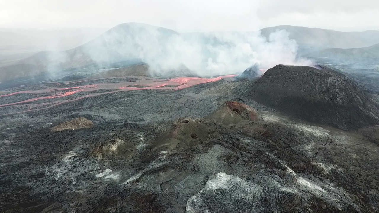 Vue aérienne du cratère du Fagradalsfjall en 2021 Vue par drone du cratère et des coulées de lave du Fagradalsfjall en Islande en juillet 2021
