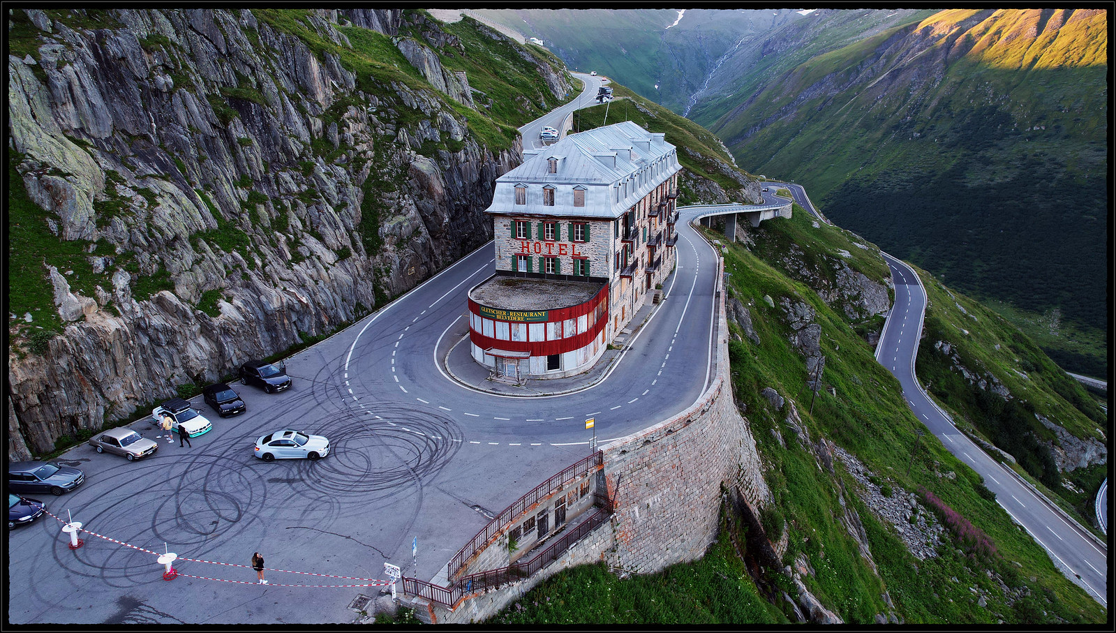 Hôtel Belvédère dans le virage de la route du col de la Furka en Suisse Hôtel Belvédère dans le virage de la route du col de la Furka en Suisse