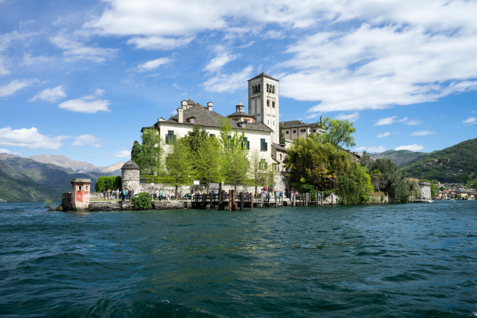 Isola San Giulio, l’île Saint-Jules du lac d’Orta isola san giulio lac orta italie Approche en bateau de Isola San Giulio