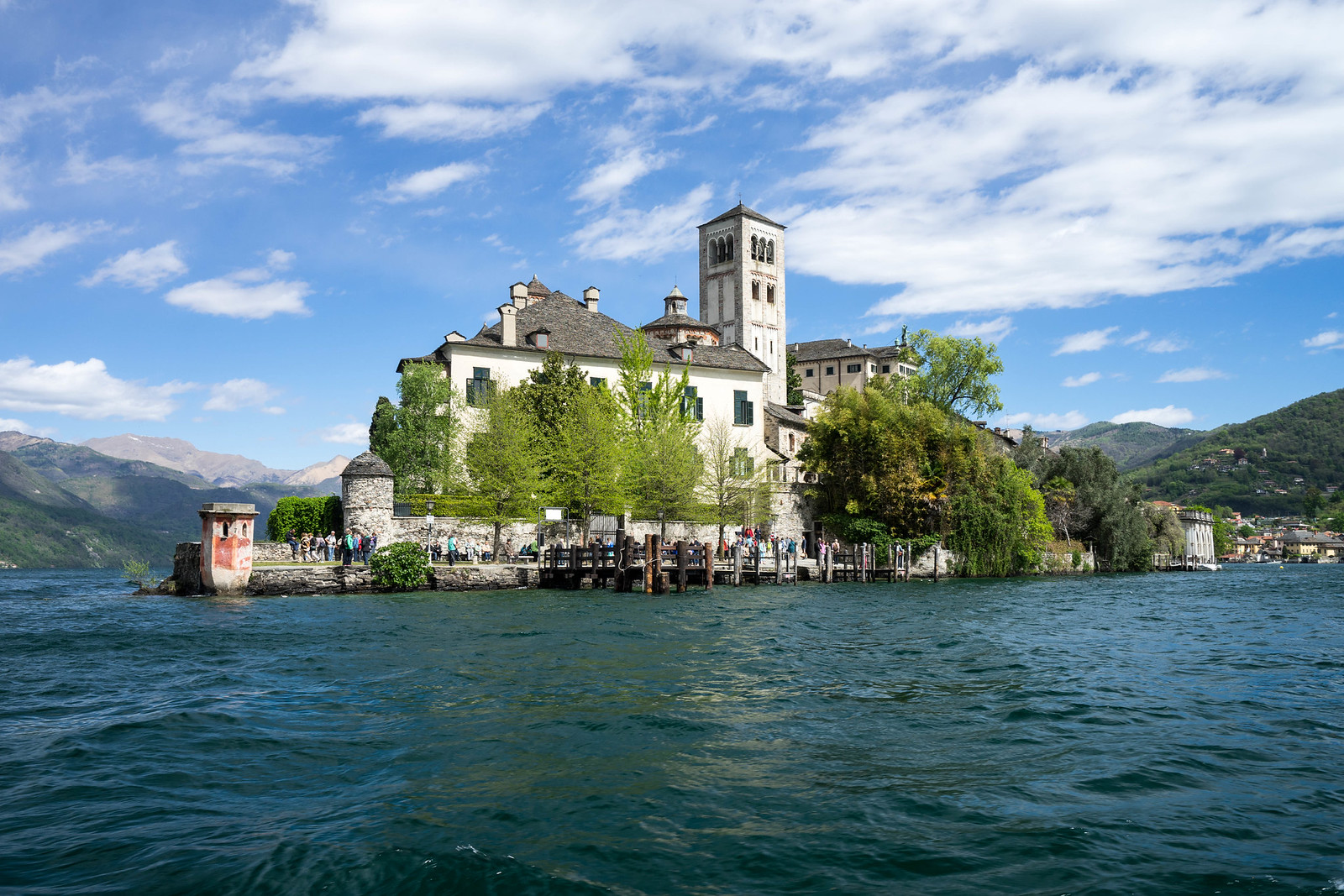 Approche en bateau de Isola San Giulio Approche en bateau de Isola San Giulio