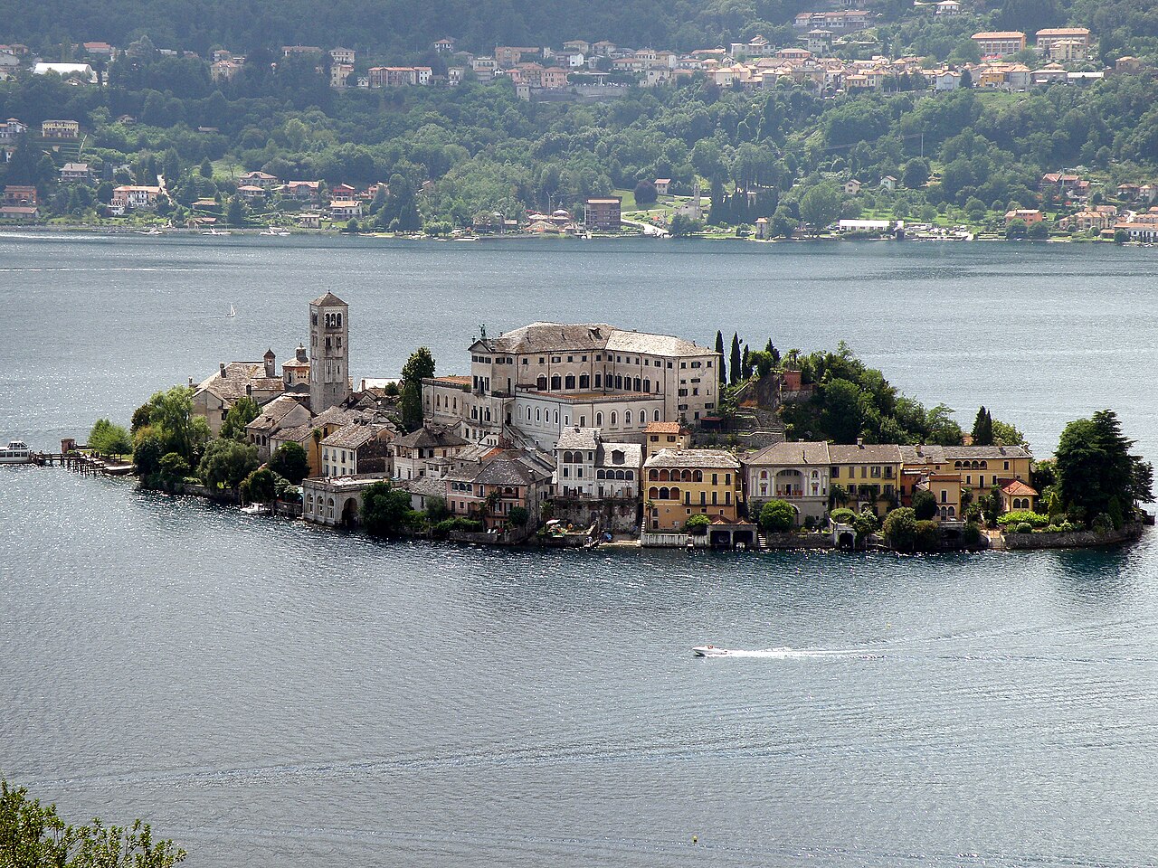Isola San Giulio vue depuis le Sacro Monte d’Orta Isola San Giulio vue depuis le Sacro Monte d’Orta