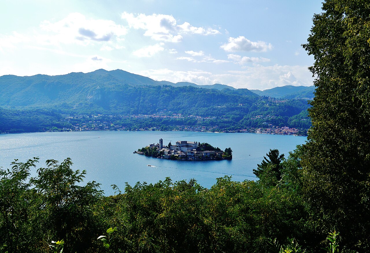 Isola San Giulio sur le lac d’Orta dans le Piémont Isola San Giulio sur le lac d’Orta dans le Piémont