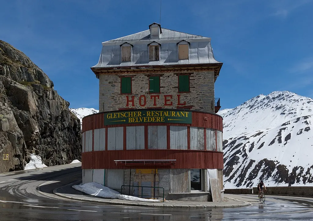 L'emblématique hôtel Belvédère du col de la Furka, hôtel de Goldfinger l emblematique hotel belvedere du col de la furka suisse golfinger james bond 2 l-emblematique-hotel-belvedere-du-col-de-la-furka-suisse-golfinger-james-bond-2