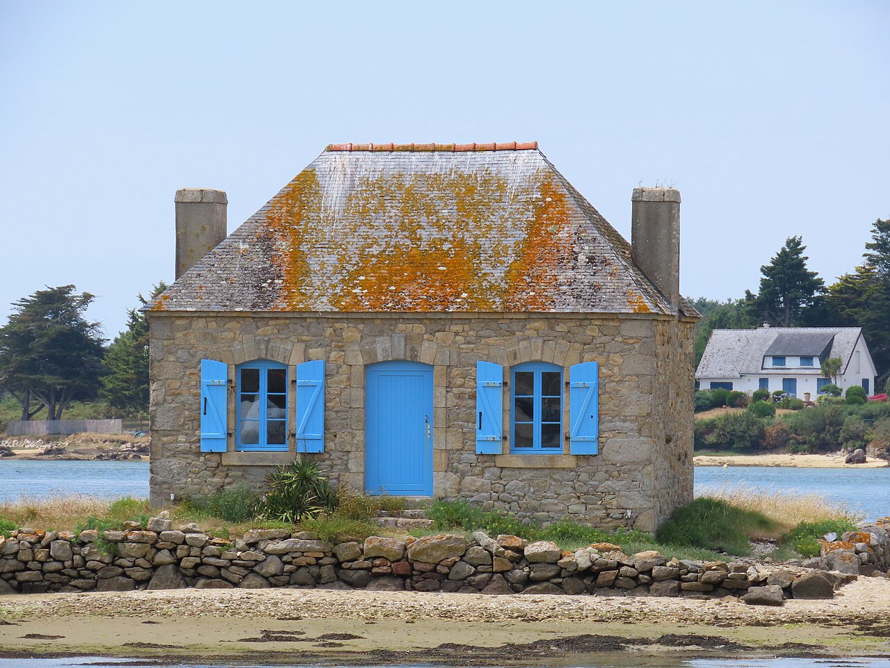 Maison de Nichtarguer aux volets bleus vue depuis Saint-Cado Maison de Nichtarguer aux volets bleus vue depuis Saint-Cado