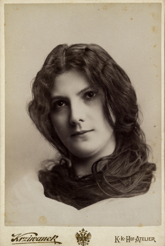 Portrait de Marie Schleinzer, danseuse autrichienne de l'Opéra de Vienne Portrait de Marie Schleinzer, danseuse autrichienne de l'Opéra de Vienne