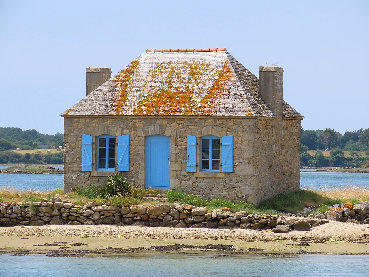 nichtarguer maison volets bleus belz Maison aux volets bleus de Nichtarguer vue depuis Belz dans le Morbihan
