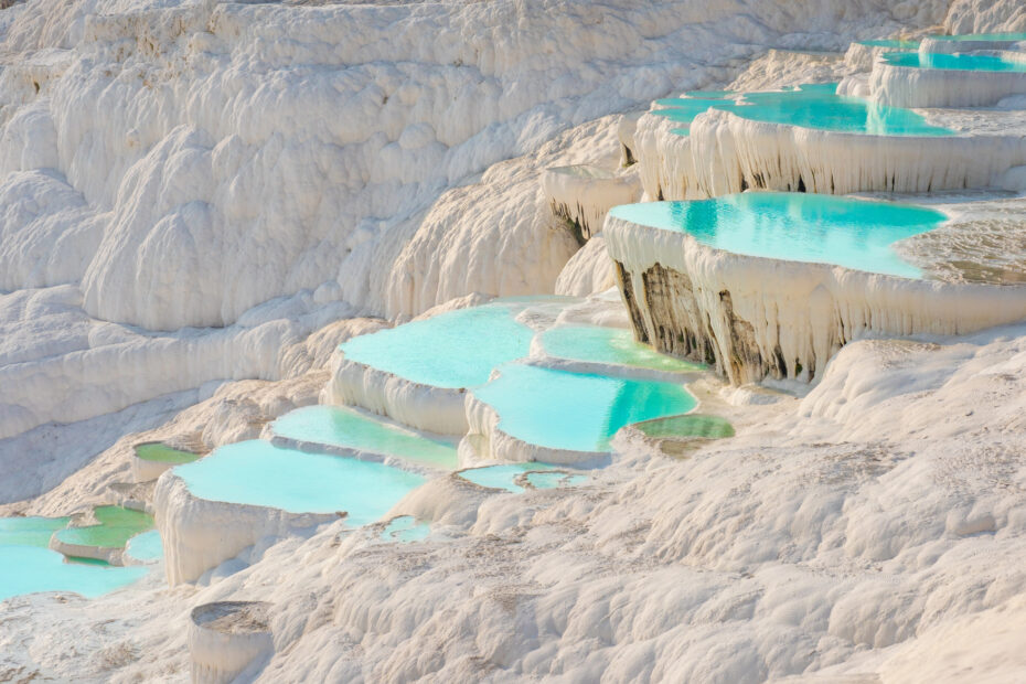 bassins blancs de travertin de Pamukkale remplis d’eau turquoise en Turquie
