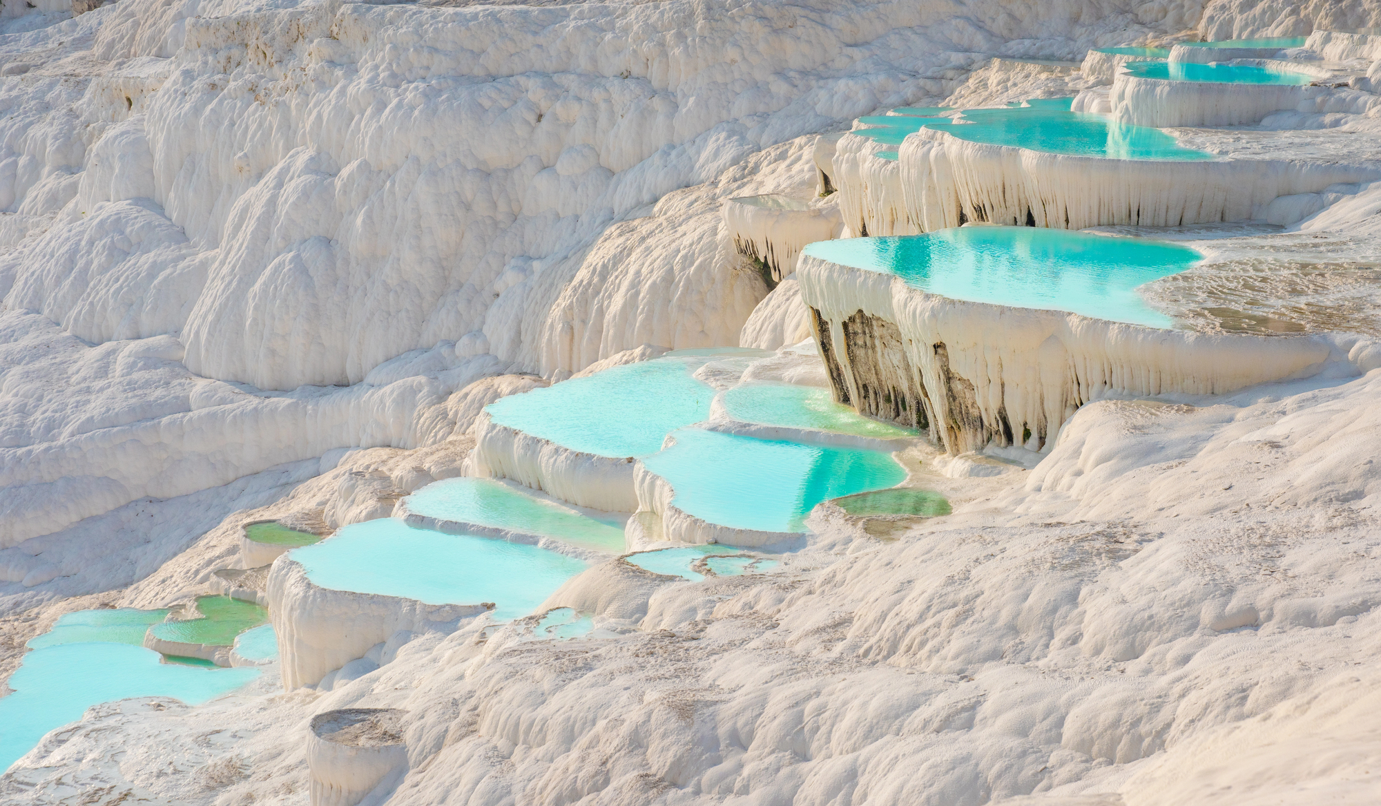bassins blancs de travertin de Pamukkale remplis d’eau turquoise en Turquie bassins blancs de travertin de Pamukkale remplis d’eau turquoise en Turquie