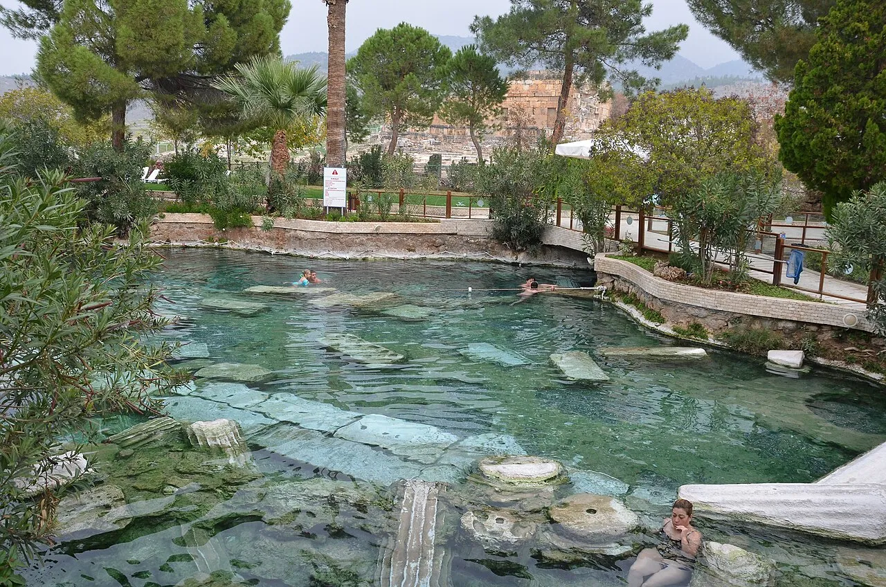 piscine antique de Hiérapolis avec des colonnes romaines sous l’eau thermale piscine antique de Hiérapolis avec des colonnes romaines sous l’eau thermale