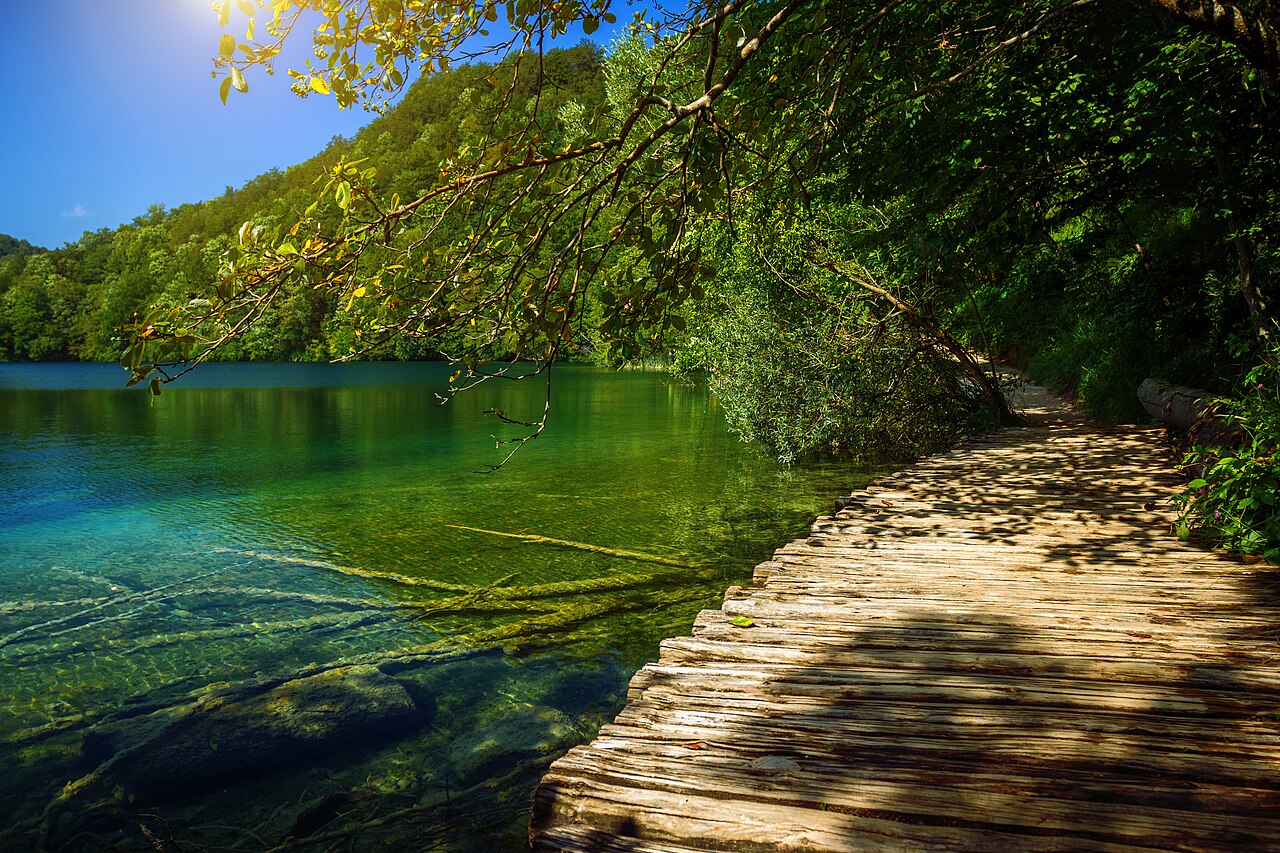 Passerelle en bois au-dessus des lacs de Plitvice en Croatie Passerelle en bois au-dessus des lacs de Plitvice en Croatie
