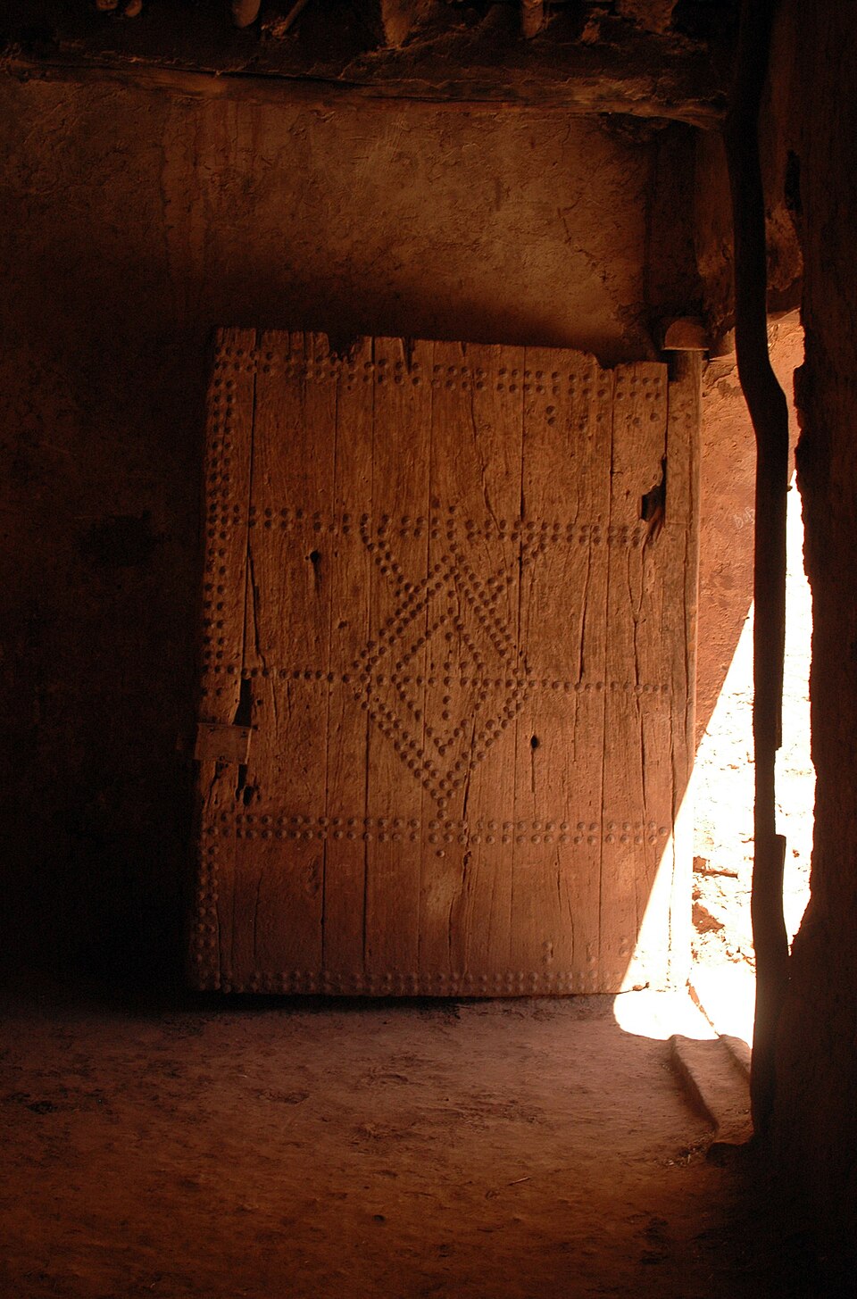Porte traditionnelle en bois dans le ksar d'Aït-Ben-Haddo Porte traditionnelle en bois dans le ksar d'Aït-Ben-Haddo