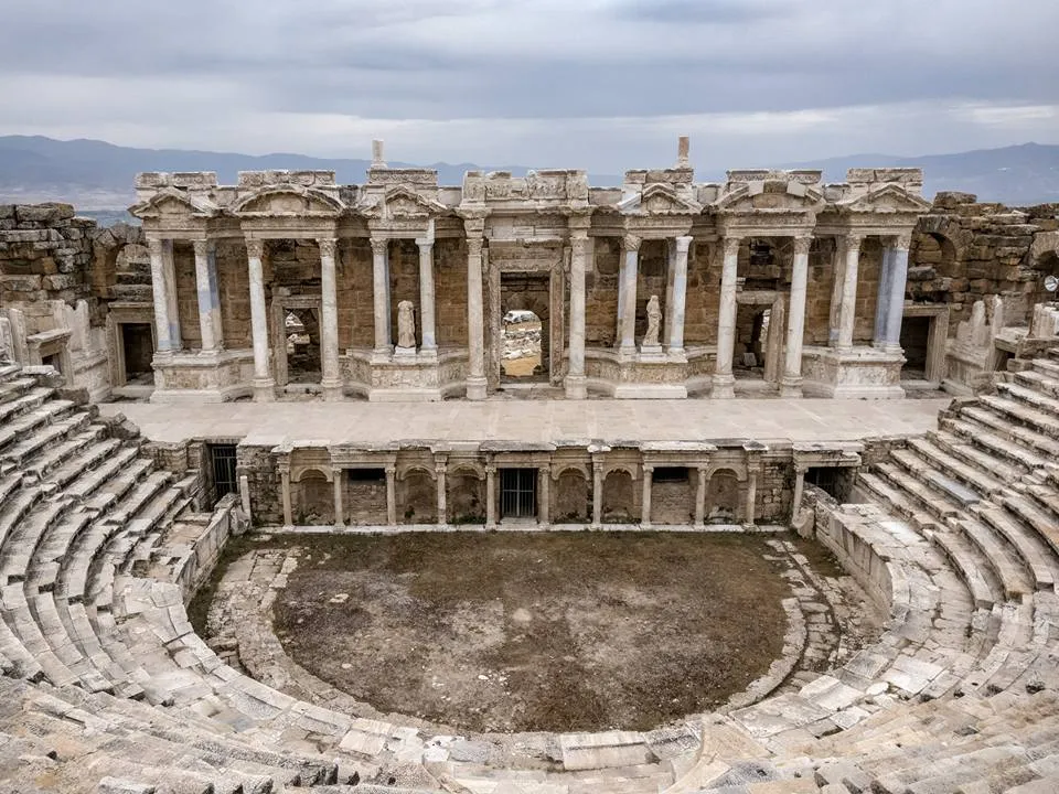 scène monumentale du théâtre romain de Hiérapolis au-dessus de Pamukkale scène monumentale du théâtre romain de Hiérapolis au-dessus de Pamukkale