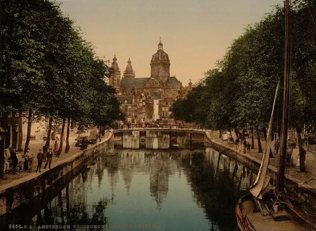 20 clichés couleurs photochromes de Amsterdam au 19ème siècle 20 cliches couleurs photochromes de Amsterdam au 19eme siecle 11 20-cliches-couleurs-photochromes-de-Amsterdam-au-19eme-siecle-Amsterdam. Église Saint-Nicolas, vers 1890