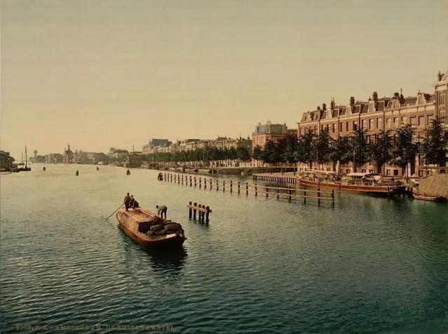 20 clichés couleurs photochromes de Amsterdam au 19ème siècle 20 cliches couleurs photochromes de Amsterdam au 19eme siecle 14 20-cliches-couleurs-photochromes-de-Amsterdam-au-19eme-siecle-Amsterdam. Le Buiten Amstel, vers 1890