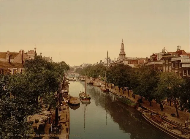 20 clichés couleurs photochromes de Amsterdam au 19ème siècle 20 cliches couleurs photochromes de Amsterdam au 19eme siecle 18 20-cliches-couleurs-photochromes-de-Amsterdam-au-19eme-siecle- Amsterdam. Le Kloveniersburgwal, avec la tour de la Zuiderkerk à droite, vers 1890