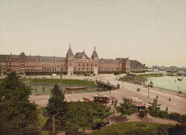 20 clichés couleurs photochromes de Amsterdam au 19ème siècle 20 cliches couleurs photochromes de Amsterdam au 19eme siecle 2 20-cliches-couleurs-photochromes-de-Amsterdam-au-19eme-siecle-Gare centrale d'Amsterdam, vers 1890