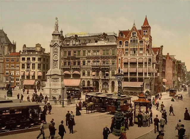 20 clichés couleurs photochromes de Amsterdam au 19ème siècle 20 cliches couleurs photochromes de Amsterdam au 19eme siecle 4 msterdam. Place du Dam avec la Nieuwe Kerk (nouvelle église) à gauche, vers 1890