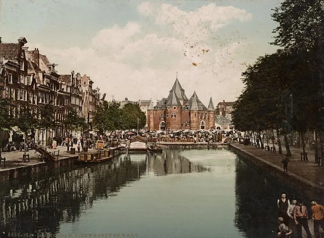 20 clichés couleurs photochromes de Amsterdam au 19ème siècle 20 cliches couleurs photochromes de Amsterdam au 19eme siecle 7 20-cliches-couleurs-photochromes-de-Amsterdam-au-19eme-siecle-Amsterdam. Nouveau marché et bourse, vers 1890