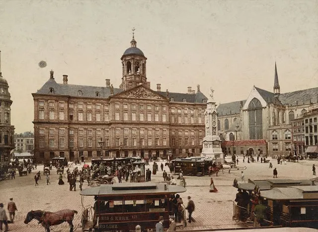 20 clichés couleurs photochromes de Amsterdam au 19ème siècle 20 cliches couleurs photochromes de Amsterdam au 19eme siecle 9 20-cliches-couleurs-photochromes-de-Amsterdam-au-19eme-siecle-Amsterdam. Place, palais et église, vers 1890