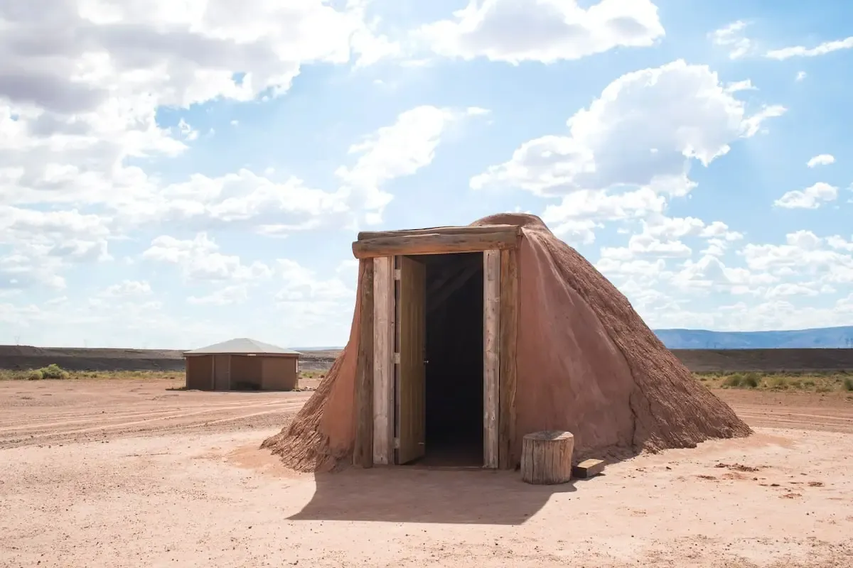 Dormir dans un vrai hogan Navajo dans le désert de l'Arizona Dormir dans un vrai hogan Navajo dans le desert de l Arizona 2 Dormir-dans-un-vrai-hogan-Navajo-dans-le-desert-de-l-Arizona