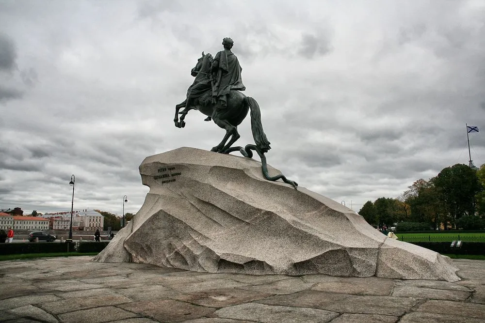 Le cavalier de bronze et la pierre de tonnerre Le cavalier de bronze et la pierre de tonnerre saint petersbourg russie 2 Le-cavalier-de-bronze-et-la-pierre-de-tonnerre-saint-petersbourg-russie-2