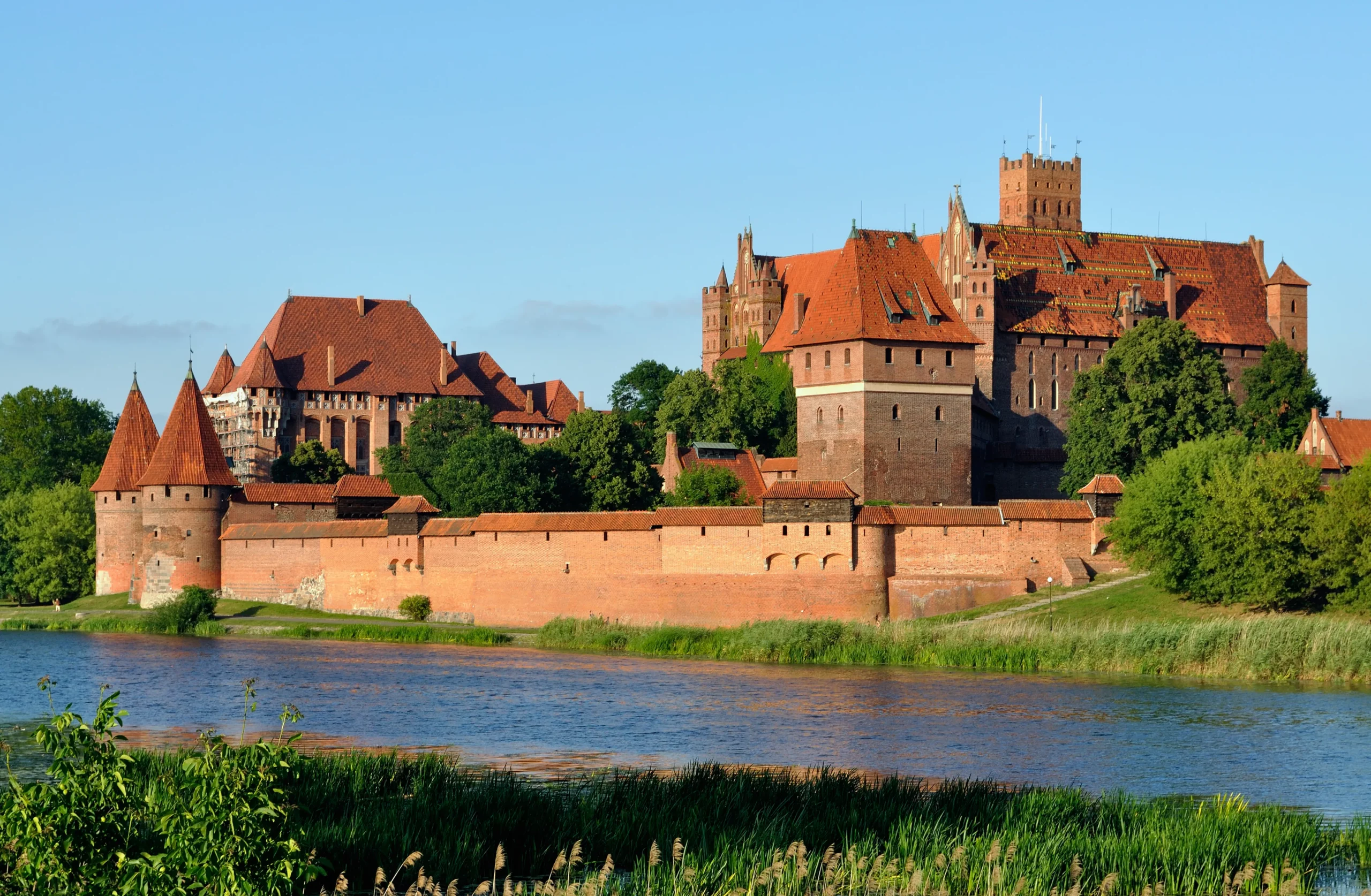 Le château de Malbork, le plus grand château de brique du monde Le chateau de Malbork marienbourg le plus grand chateau de brique du monde 3 scaled Le-chateau-de-Malbork-marienbourg-le-plus-grand-chateau-de-brique-du-monde-3