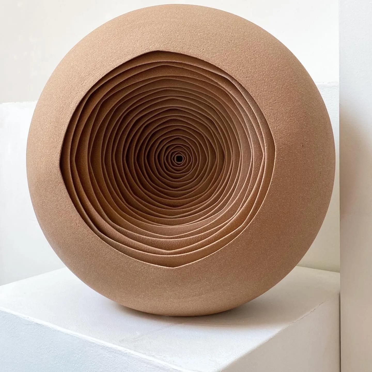 Les pots concentriques hypnotisants de Matthew Chambers Les pots concentriques hypnotisants de Matthew Chambers 4 Les pots concentriques hypnotisants de Matthew Chambers 4