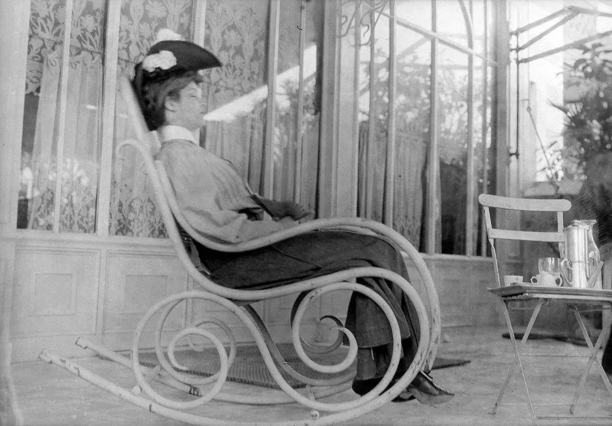 Quelques clichés vintage de la vie en Hongrie en 1920 Quelques cliches vintage de la vie en Hongrie en 1920 12 femme rocking chair Quelques-cliches-vintage-de-la-vie-en-Hongrie-en-1920-12-femme-rocking-chair