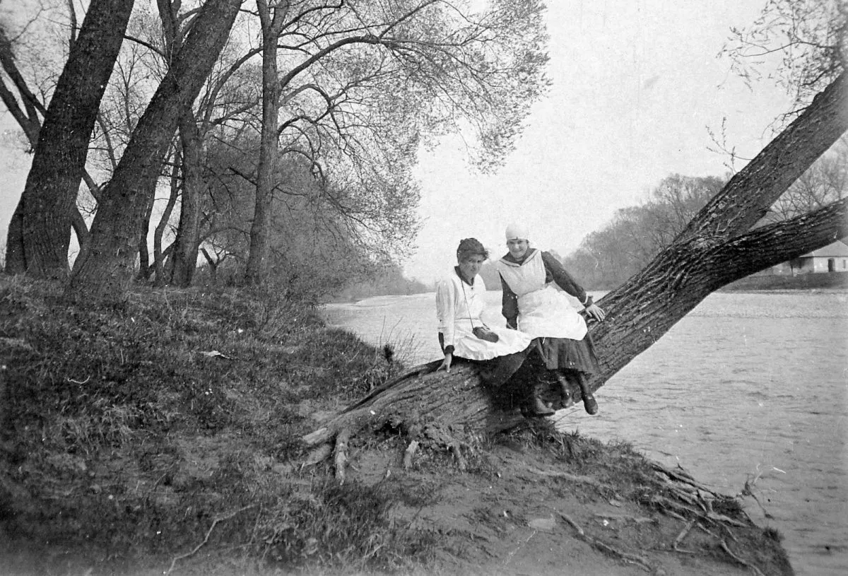 Quelques clichés vintage de la vie en Hongrie en 1920 Quelques cliches vintage de la vie en Hongrie en 1920 13 infirmieres rivivere Quelques-cliches-vintage-de-la-vie-en-Hongrie-en-1920-13-infirmieres-rivivere