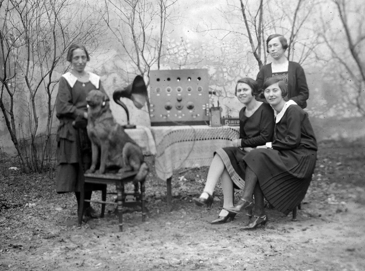 Quelques clichés vintage de la vie en Hongrie en 1920 Quelques cliches vintage de la vie en Hongrie en 1920 14 femmes et chien gramophone Quelques-cliches-vintage-de-la-vie-en-Hongrie-en-1920-14-femmes-et-chien-gramophone