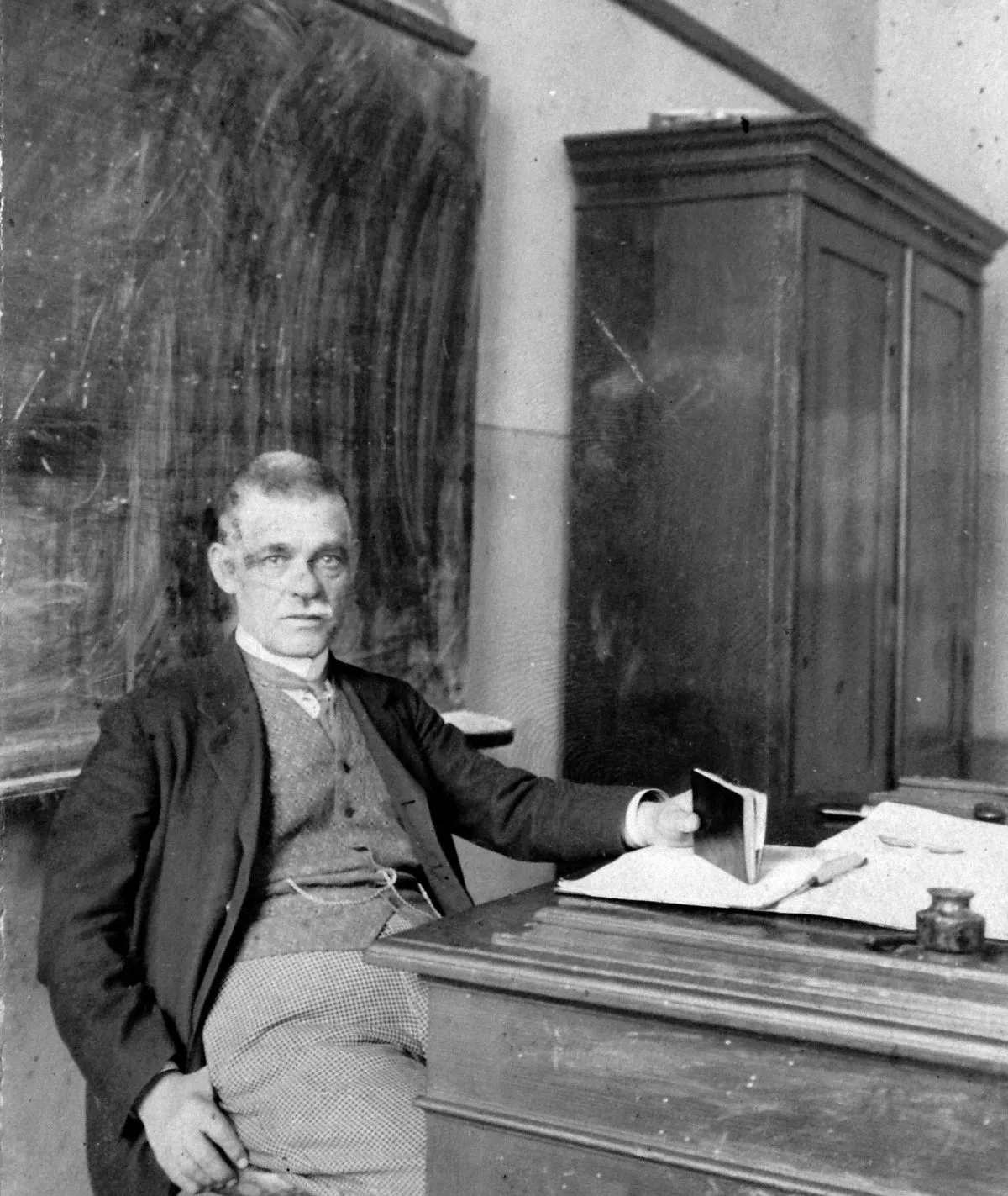 Quelques clichés vintage de la vie en Hongrie en 1920 Quelques cliches vintage de la vie en Hongrie en 1920 16 institureur Quelques-cliches-vintage-de-la-vie-en-Hongrie-en-1920-16-instituteur