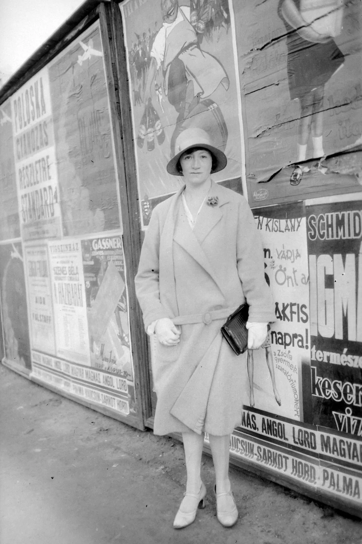 Quelques clichés vintage de la vie en Hongrie en 1920 Quelques cliches vintage de la vie en Hongrie en 1920 19 femme affiche Quelques-cliches-vintage-de-la-vie-en-Hongrie-en-1920-19-femme-affiche