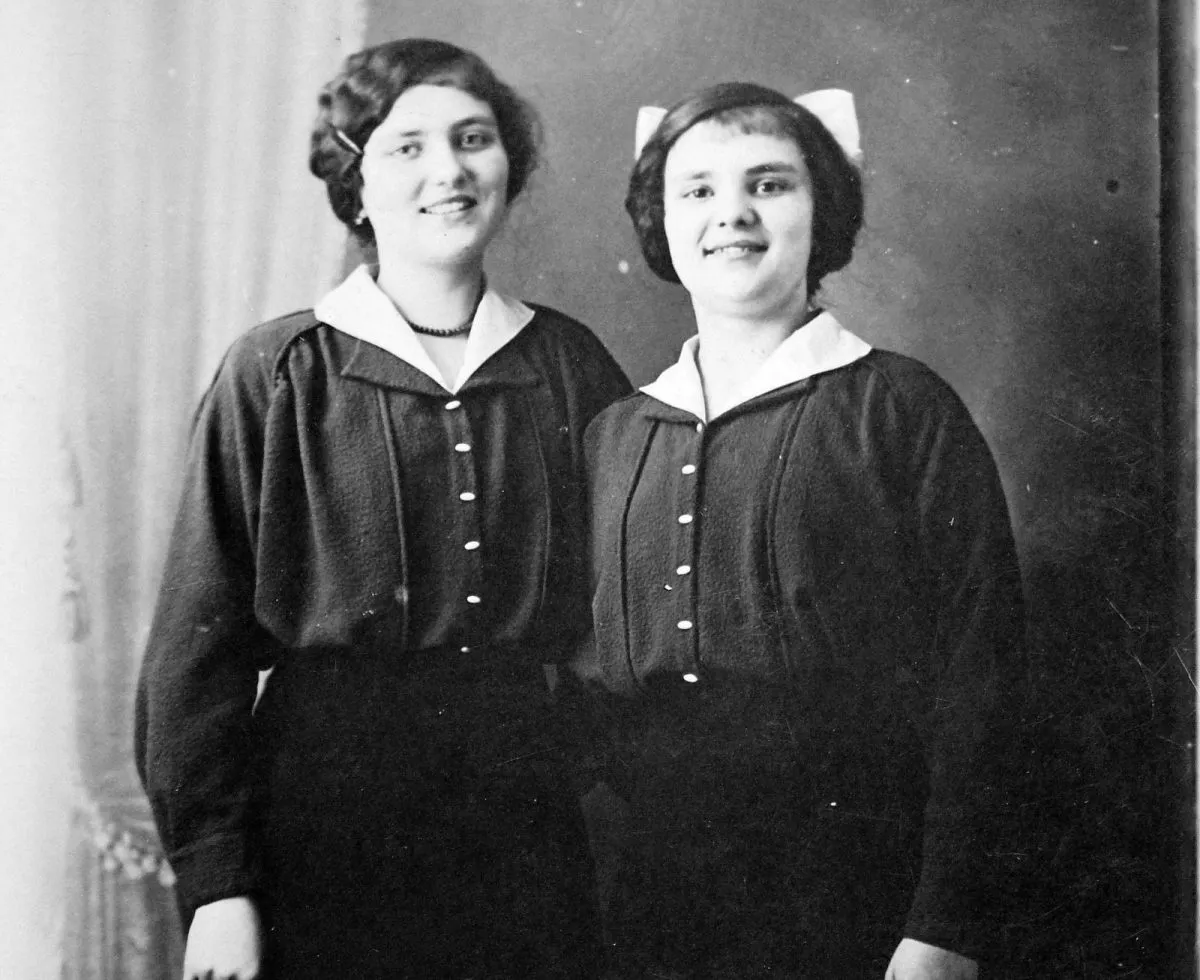 Quelques clichés vintage de la vie en Hongrie en 1920 Quelques cliches vintage de la vie en Hongrie en 1920 2 mere et fille Quelques-cliches-vintage-de-la-vie-en-Hongrie-en-1920-2-mere-et-fille