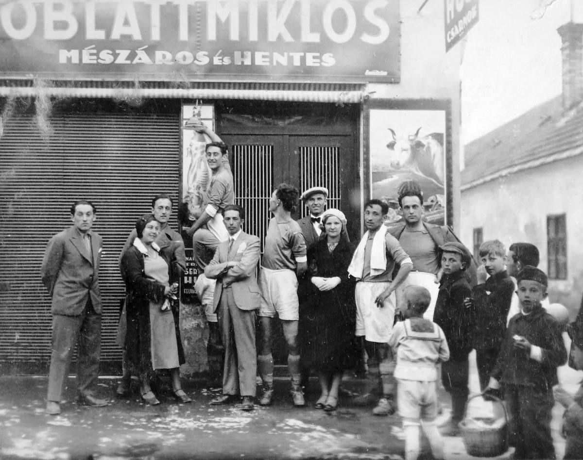 Quelques clichés vintage de la vie en Hongrie en 1920 Quelques cliches vintage de la vie en Hongrie en 1920 21 devant magasin Quelques-cliches-vintage-de-la-vie-en-Hongrie-en-1920-21-devant-magasin