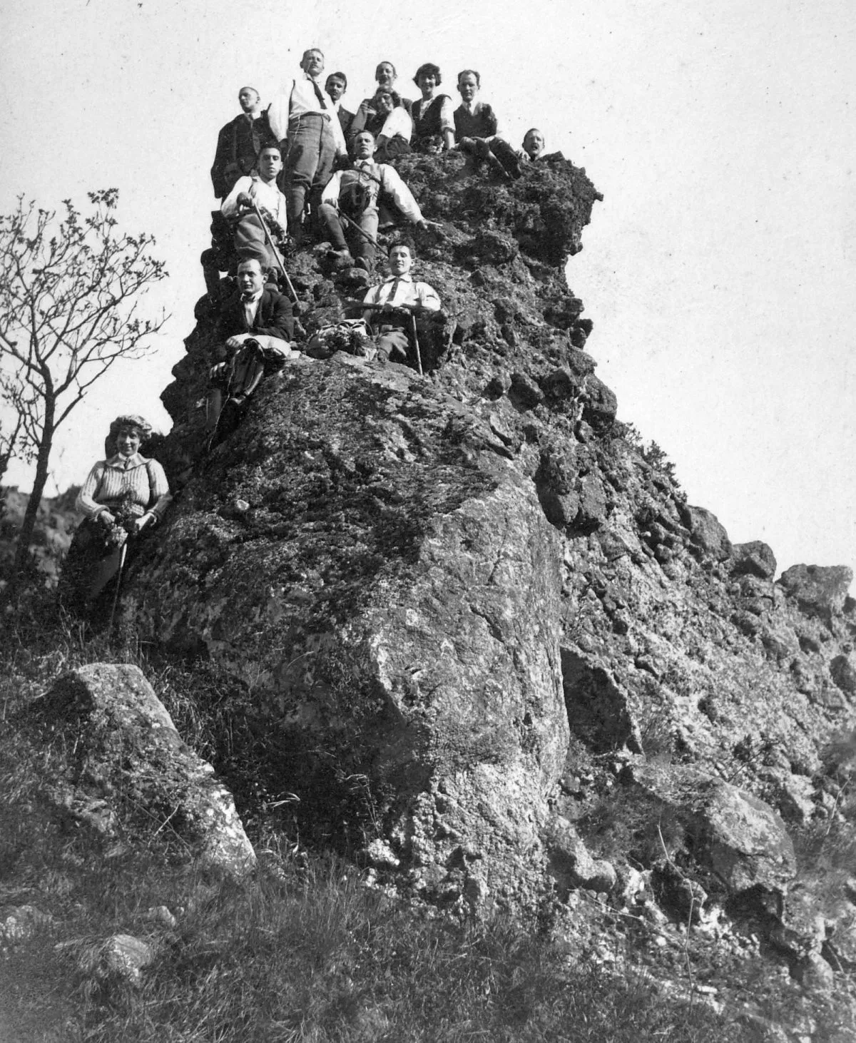 Quelques clichés vintage de la vie en Hongrie en 1920 Quelques cliches vintage de la vie en Hongrie en 1920 23 grimpeurs Quelques-cliches-vintage-de-la-vie-en-Hongrie-en-1920-23-grimpeurs.webp