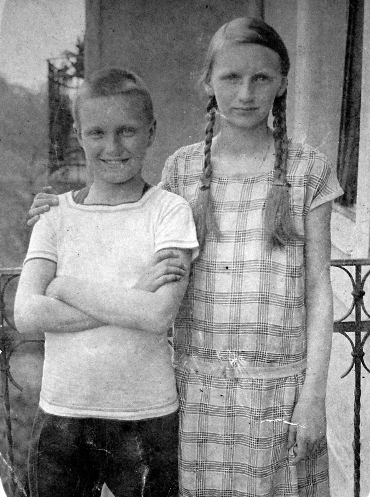 Quelques clichés vintage de la vie en Hongrie en 1920 Quelques cliches vintage de la vie en Hongrie en 1920 30 frere et soeur Quelques-cliches-vintage-de-la-vie-en-Hongrie-en-1920-30-frere-et-soeur