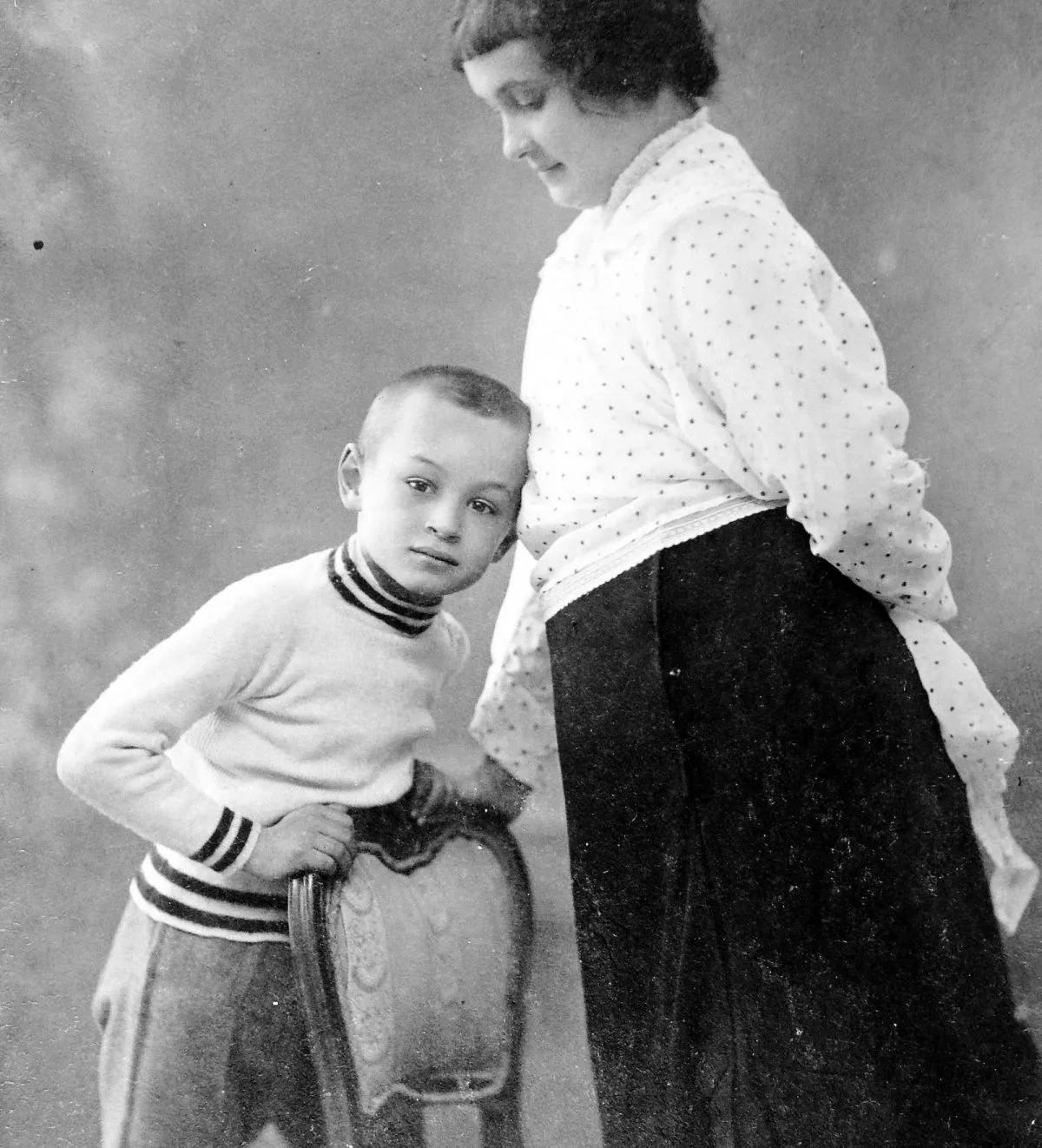 Quelques clichés vintage de la vie en Hongrie en 1920 Quelques cliches vintage de la vie en Hongrie en 1920 4 mere et fils Quelques-cliches-vintage-de-la-vie-en-Hongrie-en-1920-4-mere-et-fils