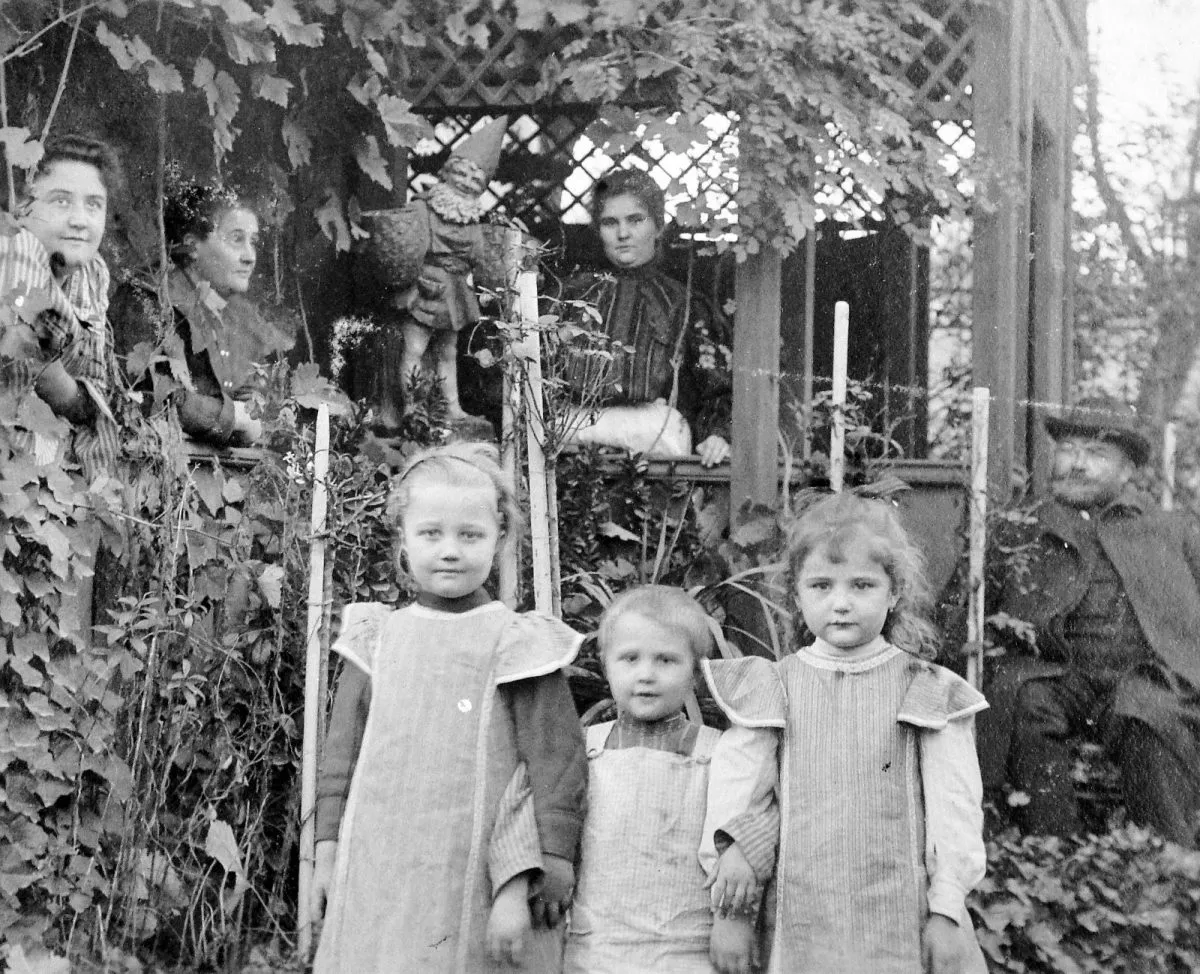 Quelques clichés vintage de la vie en Hongrie en 1920 Quelques cliches vintage de la vie en Hongrie en 1920 5 enfants jardin Quelques-cliches-vintage-de-la-vie-en-Hongrie-en-1920-5-enfants-jardin