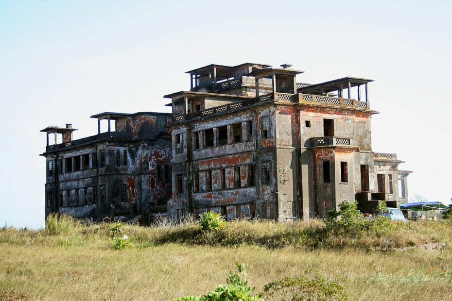 Bokor Hill Station : l’ancienne station fantôme du Cambodge bokor palace ruine cambodge 2007 Bokor Palace abandonné en 2007 à Bokor Hill Station au Cambodge
