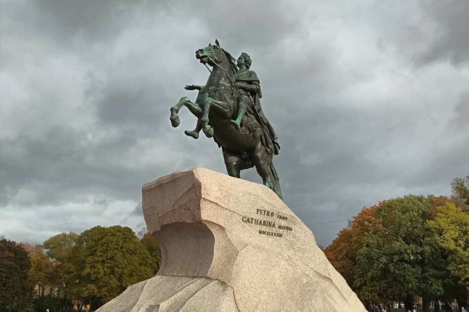 Le cavalier de bronze et la pierre de tonnerre cavalier bronze pierre du tonnerre orage saint petersbourg cavalier bronze pierre du tonnerre orage saint petersbourg