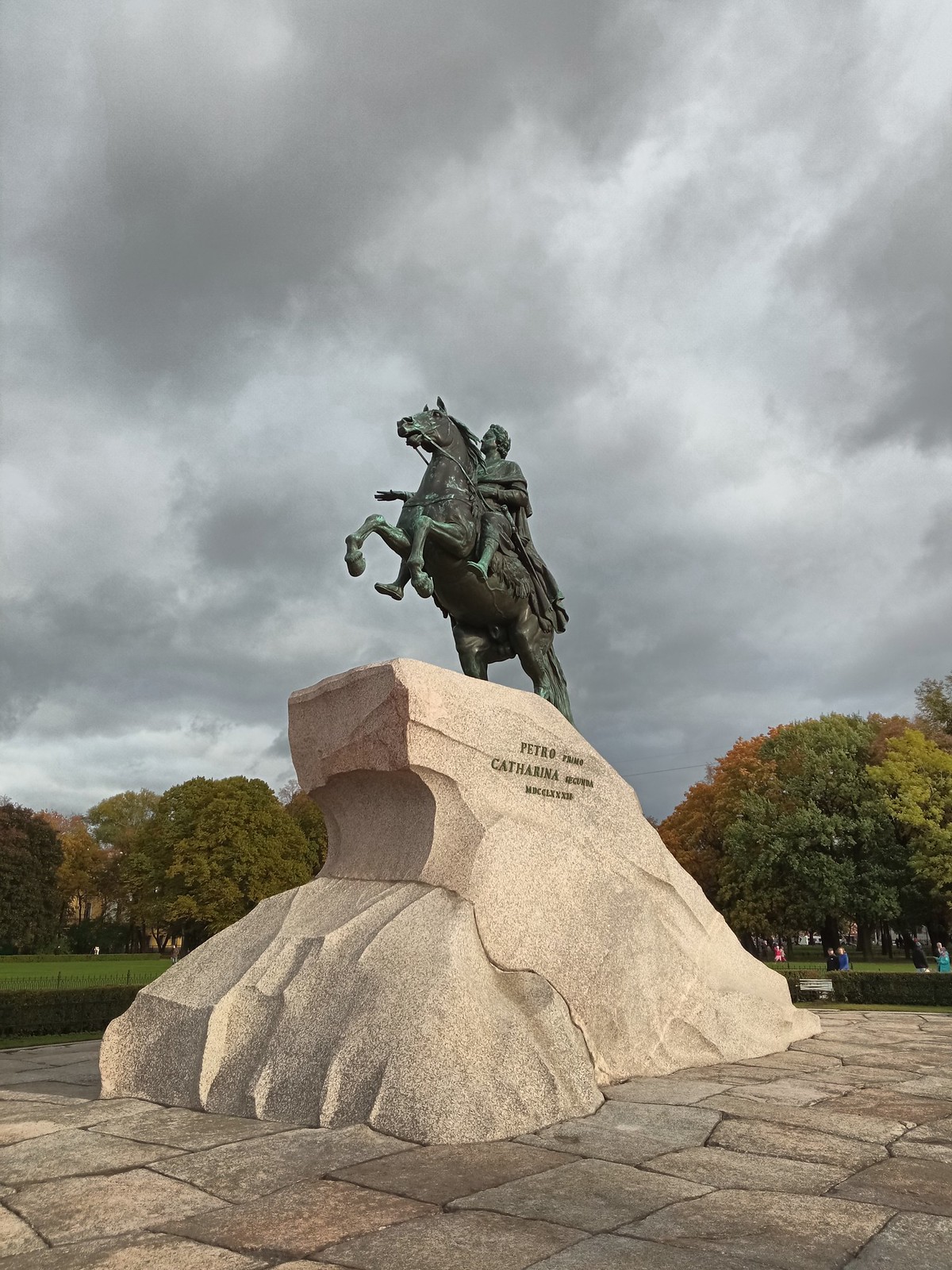 cavalier bronze pierre du tonnerre orage saint petersbourg Le Cavalier de bronze et la Pierre du Tonnerre sous un ciel orageux à Saint-Pétersbourg